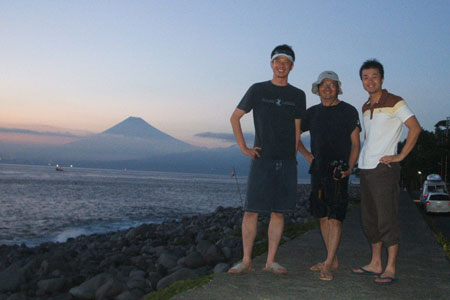 富士山と夕焼けをバックに
