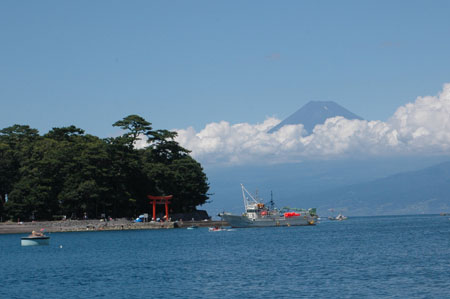 渡船から見る富士と御浜