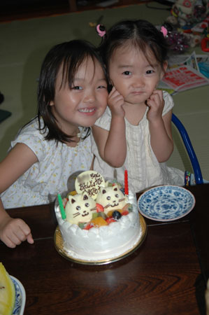 ケーキを囲む姉妹