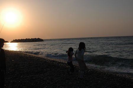 海と夕日と子供達