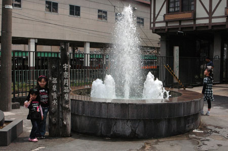 宇奈月温泉駅前の温泉の噴水