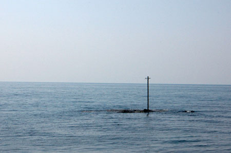 日本海に浮かぶ一本の電信柱。