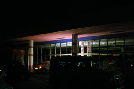 スーパーは車のライトで店内を照らす。