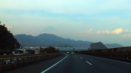 由比あたりから見える富士山
